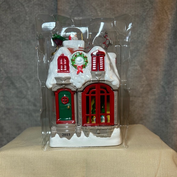 2015 Up on the Housetop Hallmark Keepsake Ornament - Picture 14 of 16